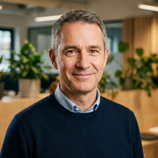 James Mitchell op een profielfoto, vermeld als algemeen directeur bij Steun Bezittelaar