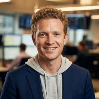 Ryan Brooks in een profielfoto, vermeld als Lead Trading-analist bij Steun Bezittelaar