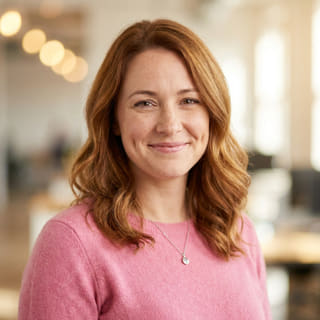 Emily Watson op een profielfoto, vermeld als hoofd klantenservice bij Steun Bezittelaar